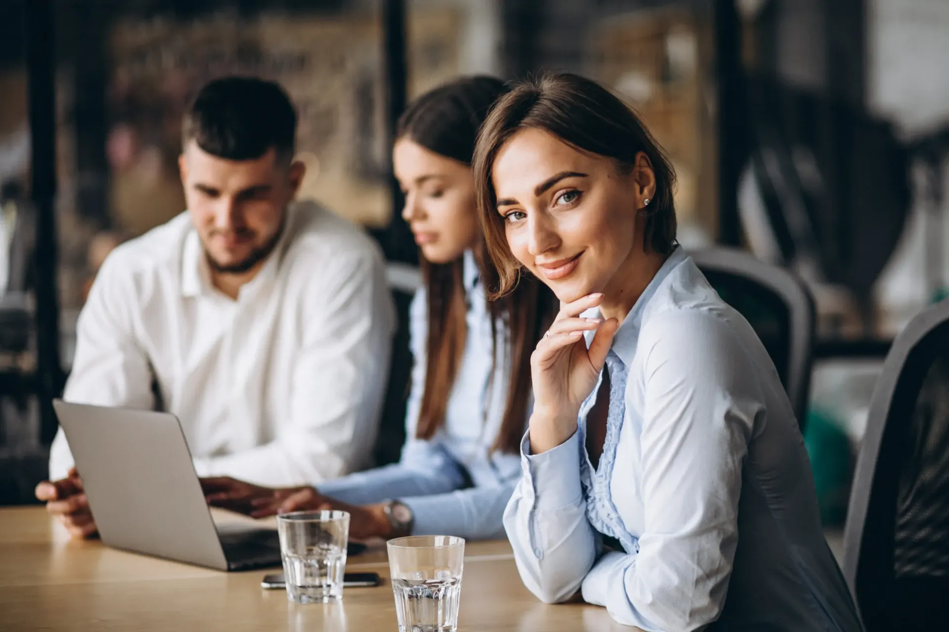 Zespół firmy B2B przy pracy
