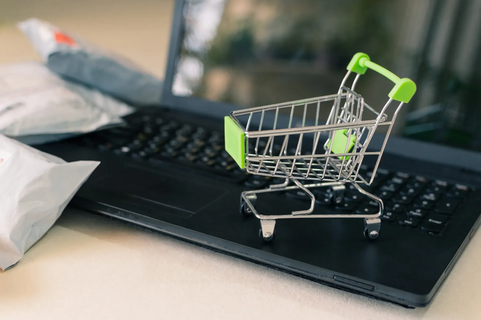 Koszyk zakupowy na laptopie, symbol sprzedaży online